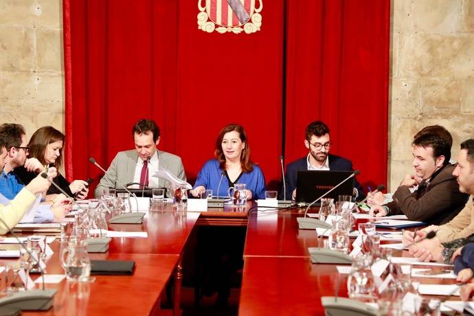 Francina Armengol, y el consejero de Territorio, Energía y Movilidad, Marc Pons, acompañados del director general de Energía y Cambio Climático, Joan Groizard, explican al Consejo Balear de la Energía el anteproyecto de la futura ley de cambio climático.