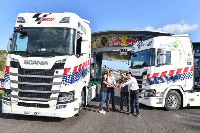 De izq. a dcha.: Renata Perucci, directora de preventa, marketing y comunicación de Scania Ibércia; Pau Serracanta, Director General de Dorna Sports; Daniel González, responsable de marketing y comunicación de Scania Ibércia; y Marc Verdaguer, director de patrocinio de Europa y América de Dorna Sports.