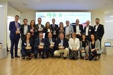 Los galardonados posando con el premio en las oficinas de AECOC.