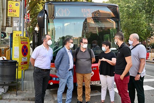 La presidenta de TMB, Rosa Alarcón, con los responsables de Metro y Autobuses de la compañía.