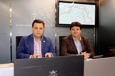 El alcalde de la ciudad de Albacete, Manuel Serrano y el concejal de Movilidad Urbana, Francisco Navarro.