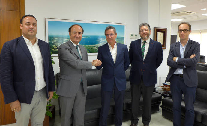 De izda. a dcha: Mariano Martín, Jefe de Obra SACYR Infraesutructuras; Gerardo Landaluce, presidente de la APBA; Antonio Díaz Martos, Jefe Administrativo Delegación Sur SACYR Infraestructuras; José Luis Hormaechea, director general de la APBA; y Fidel Ruiz, director de la obra y jefe de div. de proyectos y obras de la APBA.