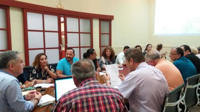 Reunión entre el teniente de alcalde de Algeciras, Jacinto Muñoz, y los distintos grupos políticos. 