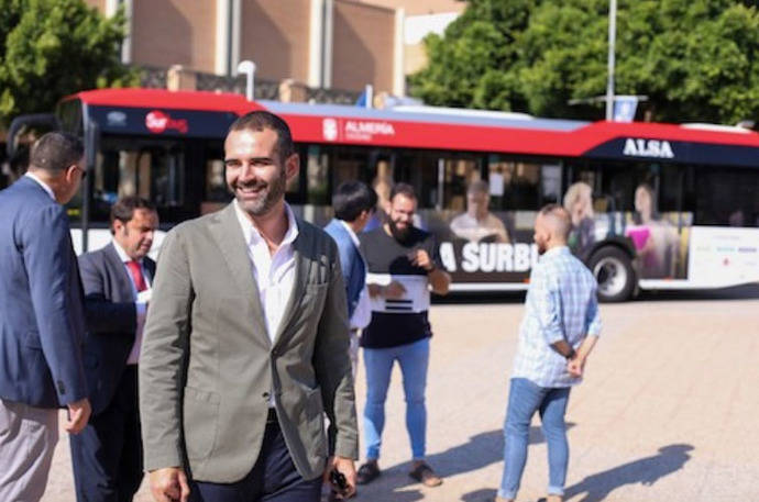 Un autobús urbano de la ciudad de Almería.