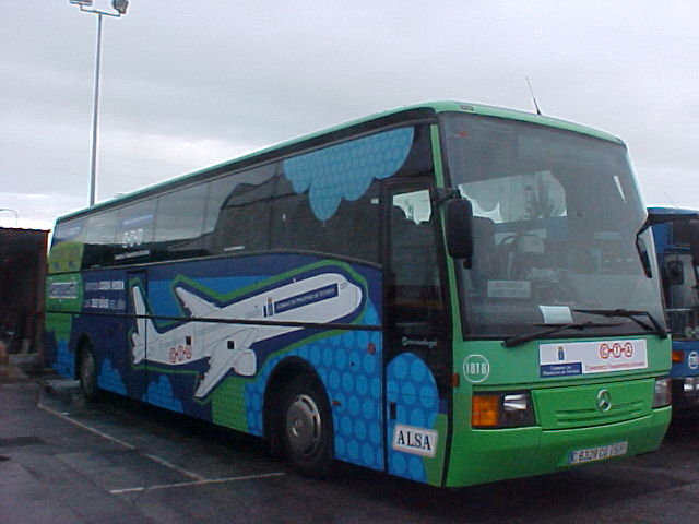 Uno de los autocares que une el aeropuerto de Asturias con las grandes ciudades de la comunidad.