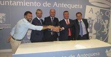 Firma de la Unión Temporal de Empresas 'Urbano de Antequera' en el Ayuntamiento de Antequera. 