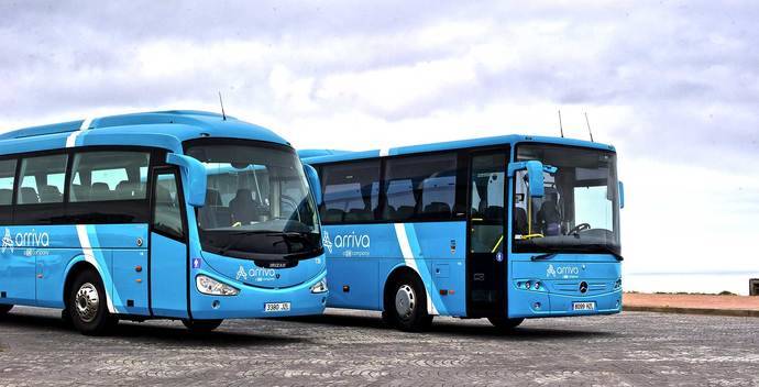 Un autocar y un autobús de Arriva.