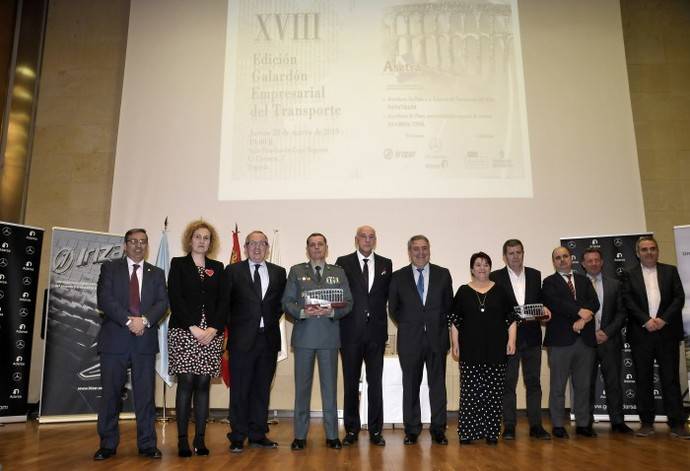 Foto de familia con los galardonados, en el acto de Asetra.