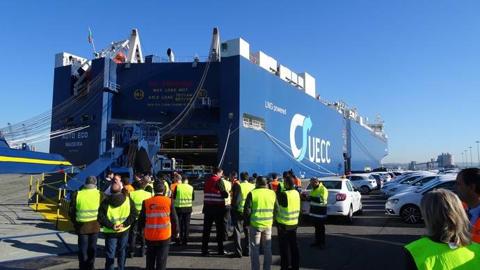 Un buque capaz de navegar con doble combustible visitó el Puerto de Santander