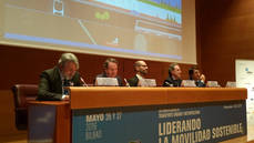 Por la izquierda, Jesús Herrero, director general de Atuc; Miguel Ruiz, presidente; Marco Boronat, director de Planificación de Transporte del Gob. Vasco; Alfonso Gil, delegado de Transportes del Ayuntamiento de Bilbao; y Francisco Iglesias, consejero delegado de Alsa.