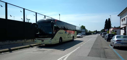 Un autocar atraviesa un pueblo.