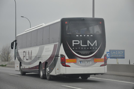 Un autocar circula por una autopista.