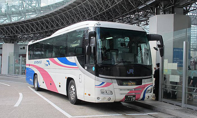 Un autocar parado en una estación de autobuses.