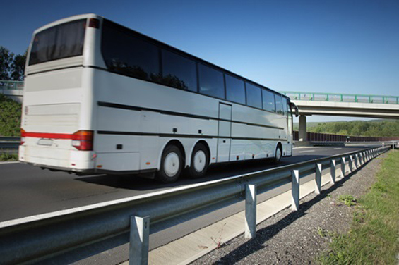 Un autobús recorre una carretera.