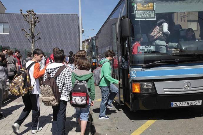 Niños subiendo a su autobús escolar.