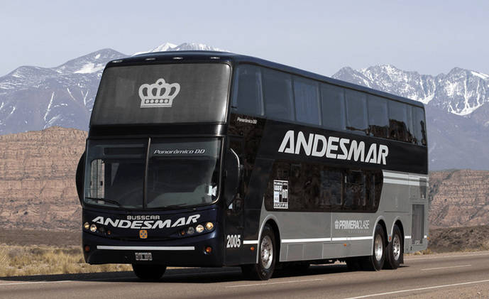 Un autocar de dos pisos recorre las regiones andinas de Argentina.
