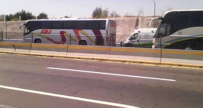 Dos autocares en la autopista.