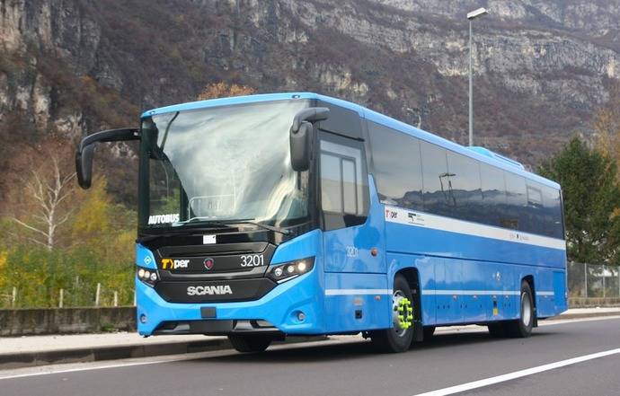 Un autocar circula por una carretera.