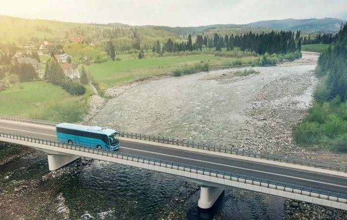 Un autocar turístico recorre un puente.