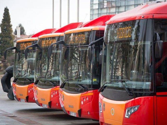 Conjunto de autobuses híbridos y de gas natural.