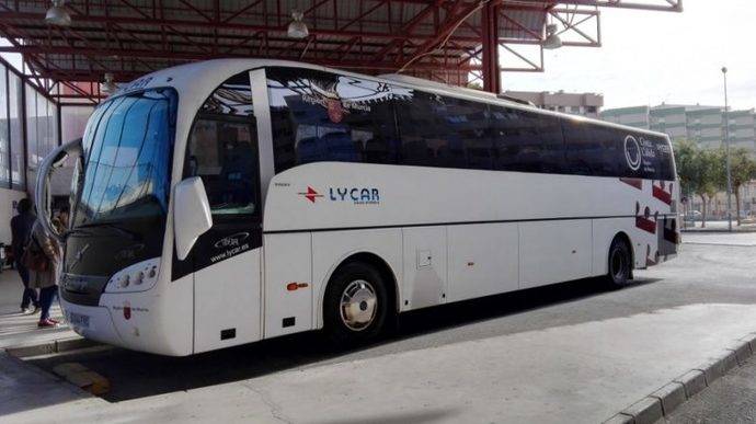 Un autocar en una estación de autobuses.