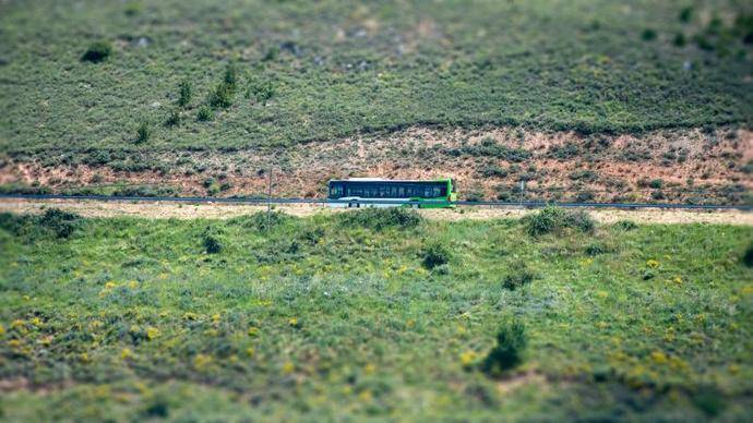 Un autobús circula por las carreteras riojanas.