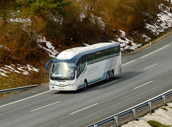Un autocar recorre una autopista.