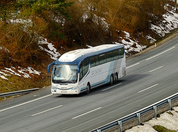 Un autocar recorre una autopista.