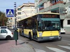 Autobús urbano circulando por las calles de Parla