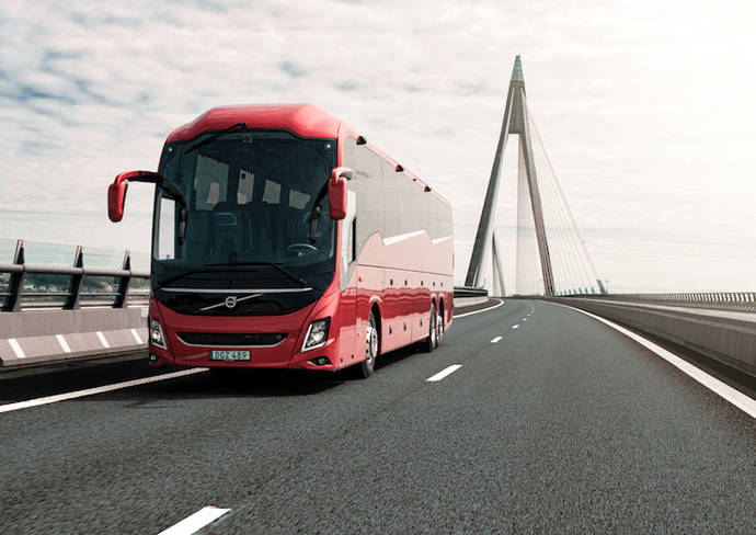 Un autocar atraviesa un puente.