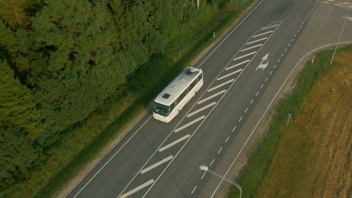 Vista aérea de un autocar que circula por una carretera.