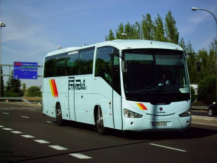 Un autocar en carretera.