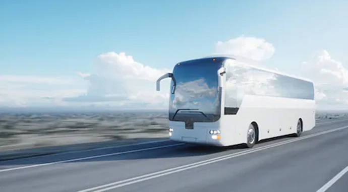 Un autocar recorre una carretera.