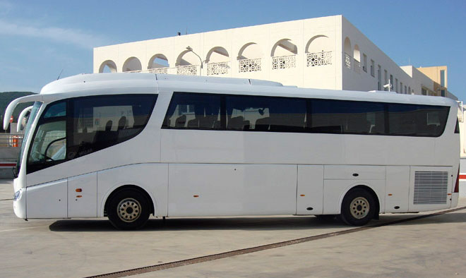 Un autocar de 55 plazas.