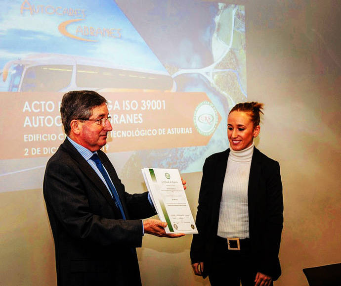 El gerente de Autocares Cabranes, Fernando Álvarez Alonso, ha recibido en nombre de la empresa el sello ISO 39001.