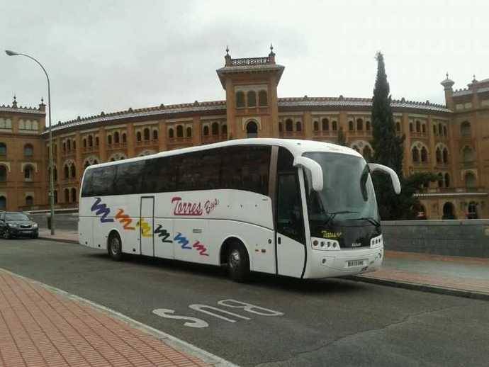 Un autocar estacionado junto a la Plaza de Toros de Las Ventas, en Madrid.