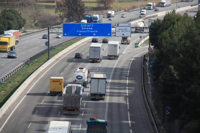 El transporte corta varias carreteras para solicitar la gratuidad de la AP-7