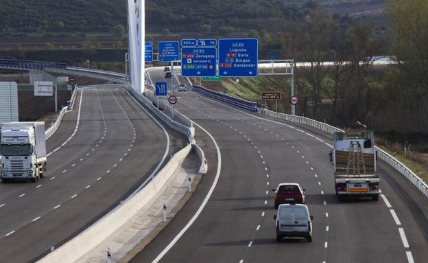 Varios camiones circulan por una autovía.