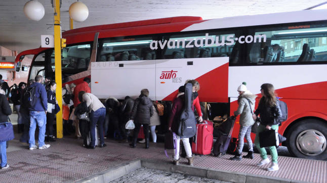 Un autocar de Avanza en una estación de autobuses.