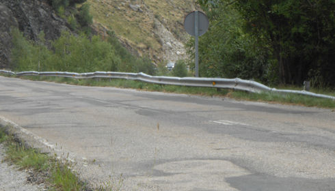 Una barrera se seguridad en mal estado.