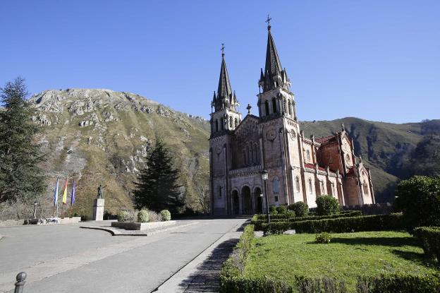 El tráfico a la basílica de Covadonga se corta hasta el 29 de mayo, por las obras de reparación de la explanada