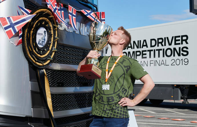 Andreas Nordsjø celebra su victoria en las Scania Driver Competitions Europe.
