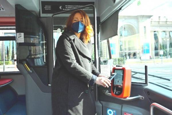Barcelona implanta el pago del billete sencillo de bus con tarjeta