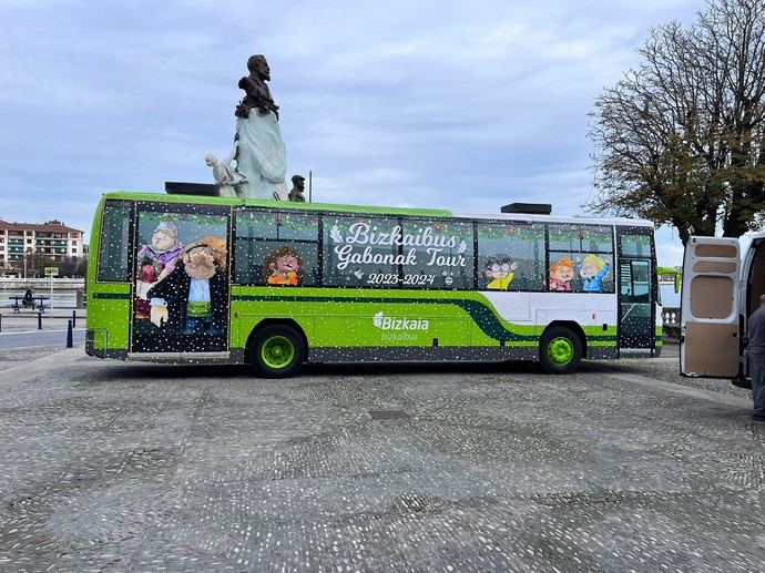 Bizkaibus acerca la Navidad a distintas localidades con su bus personalizado