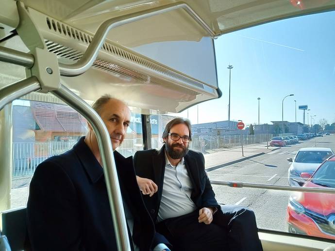 Jaime Borrell, director de Marketing de Alstom y Álvaro Fernández Heredia, gerente de la EMT, junto a la ventana panorámica de la parte trasera del Aptis.