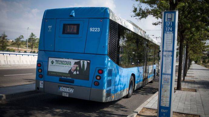 Parte trasera de un autobús de la EMT de Madrid.