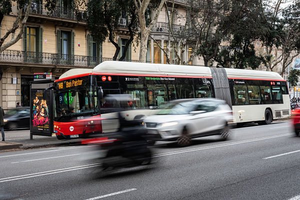 Un autobús de TMB recorre la Diagonal.