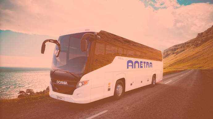 Autocar con el logo de Anetra.