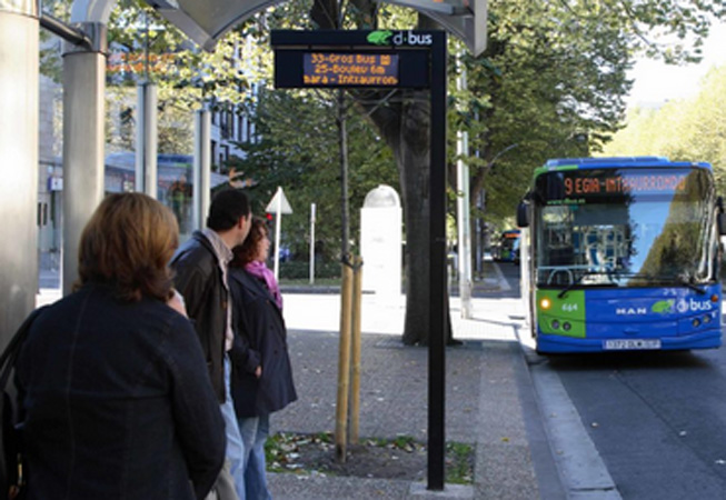 Un autobús de Dbus entra en una parada.