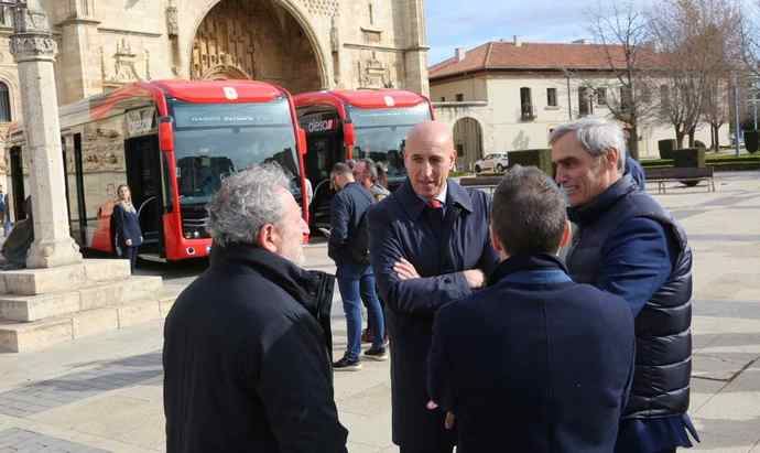 León confía en Alsa y presenta los nuevos autobuses eléctricos